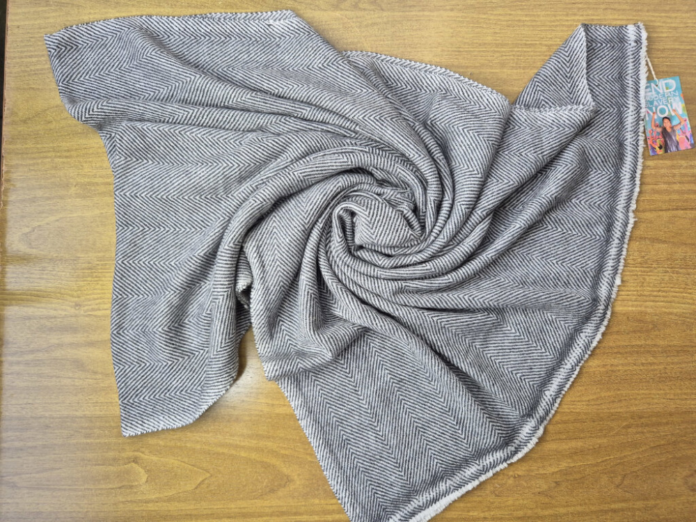 Preview: Handgewebter Kaschmir-Stola in Anthrazit & Weiß mit Fischgrät-Webmuster – LWH Nepal